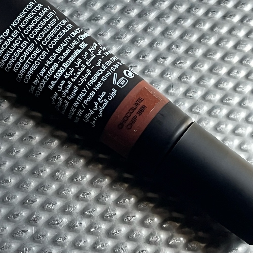 Huda Beauty The Overachiever Concealer, shade Chocolate Chip - Picture 3 of 4